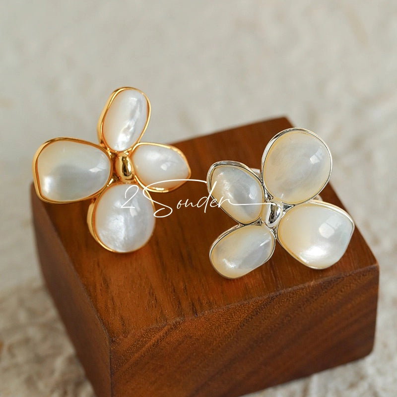Each piece in this ring and earring set is meticulously crafted from natural mother-of-pearl, showcasing its naturally radiant luster. The large floral design is the main feature of the ring, with rich, vintage-inspired colors and unique natural textures, making each piece one-of-a-kind.