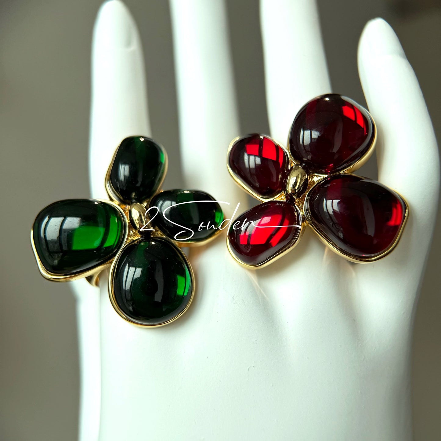 Each piece in this ring and earring set is meticulously crafted from natural mother-of-pearl, showcasing its naturally radiant luster. The large floral design is the main feature of the ring, with rich, vintage-inspired colors and unique natural textures, making each piece one-of-a-kind.