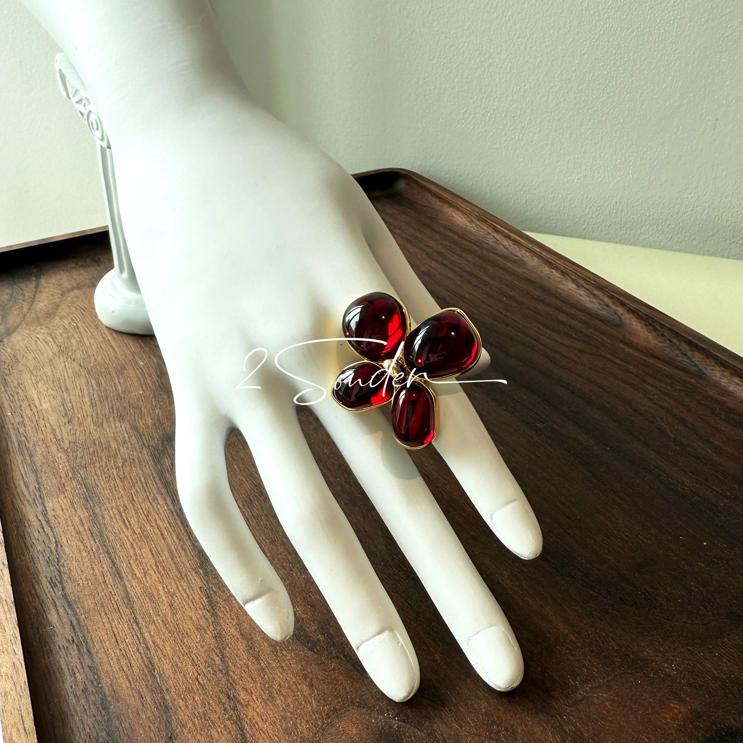 Each piece in this ring and earring set is meticulously crafted from natural mother-of-pearl, showcasing its naturally radiant luster. The large floral design is the main feature of the ring, with rich, vintage-inspired colors and unique natural textures, making each piece one-of-a-kind.