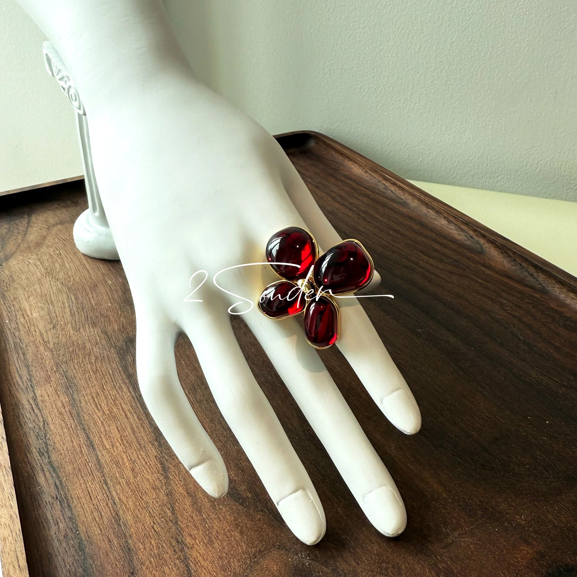 Each piece in this ring and earring set is meticulously crafted from natural mother-of-pearl, showcasing its naturally radiant luster. The large floral design is the main feature of the ring, with rich, vintage-inspired colors and unique natural textures, making each piece one-of-a-kind.