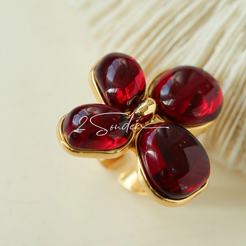 Each piece in this ring and earring set is meticulously crafted from natural mother-of-pearl, showcasing its naturally radiant luster. The large floral design is the main feature of the ring, with rich, vintage-inspired colors and unique natural textures, making each piece one-of-a-kind.