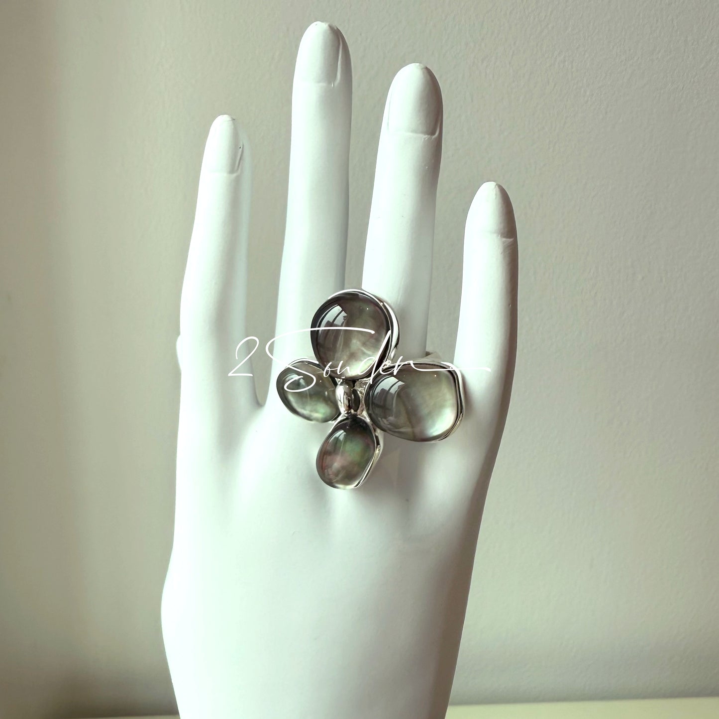 Each piece in this ring and earring set is meticulously crafted from natural mother-of-pearl, showcasing its naturally radiant luster. The large floral design is the main feature of the ring, with rich, vintage-inspired colors and unique natural textures, making each piece one-of-a-kind.