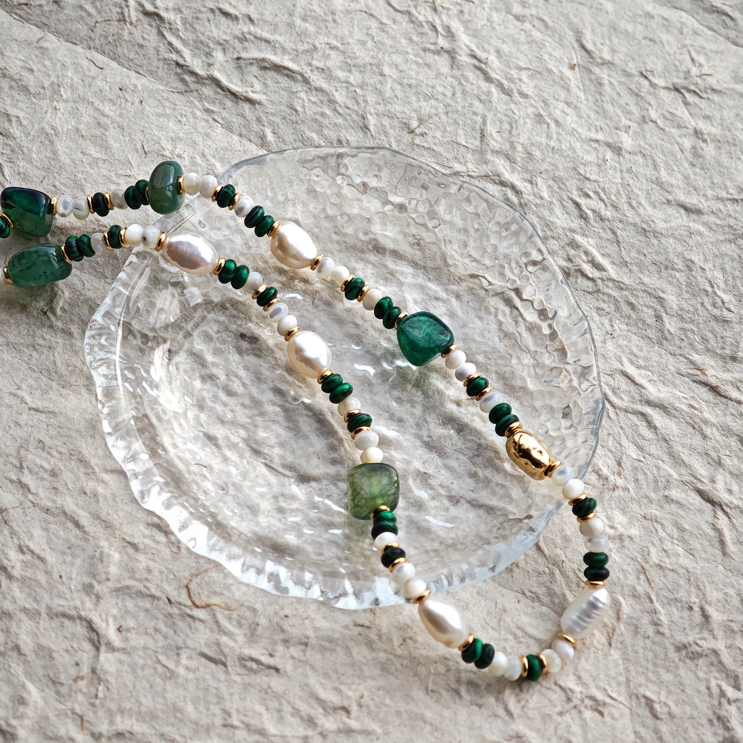 This is a necklace consist of 925 sterling silver with a vintage gold finish, featuring real pearls, malachite, and green agate. The chain is 36cm with a 7cm extender, ensuring it lays beautifully.