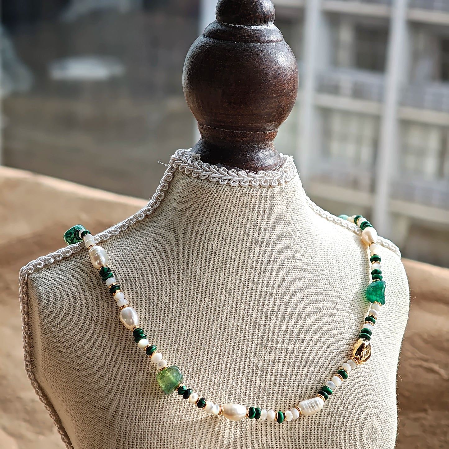 This is a necklace consist of 925 sterling silver with a vintage gold finish, featuring real pearls, malachite, and green agate. The chain is 36cm with a 7cm extender, ensuring it lays beautifully.