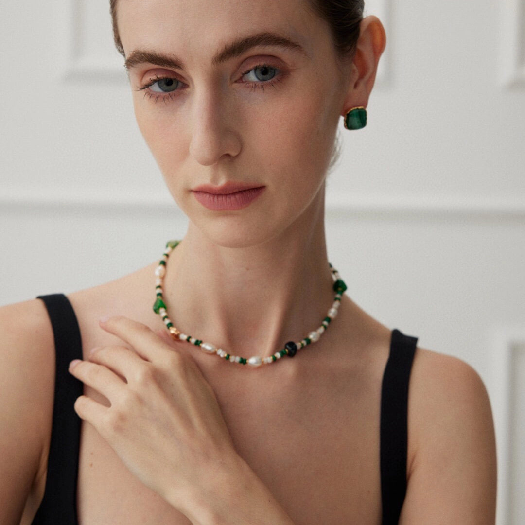 This is a necklace consist of 925 sterling silver with a vintage gold finish, featuring real pearls, malachite, and green agate. The chain is 36cm with a 7cm extender, ensuring it lays beautifully.