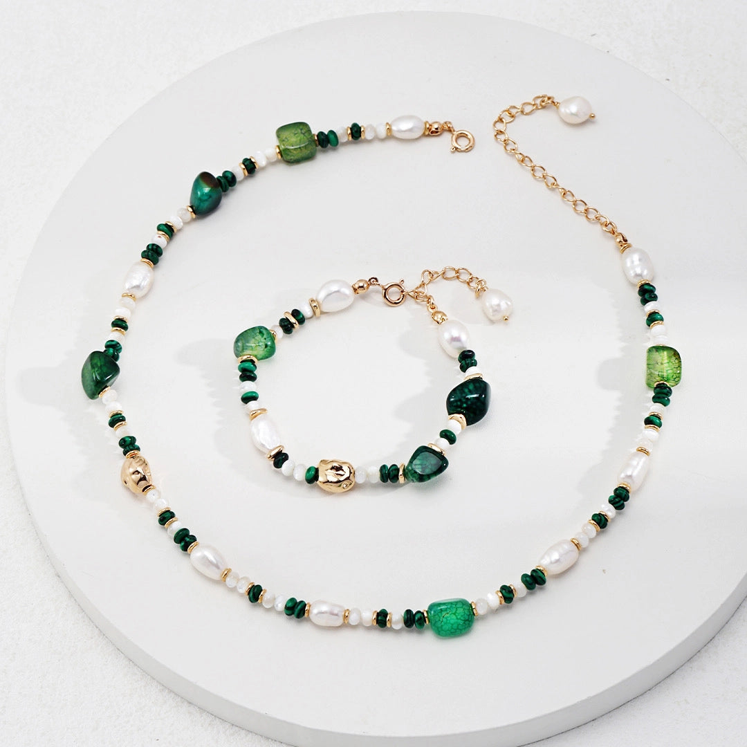 This is a necklace consist of 925 sterling silver with a vintage gold finish, featuring real pearls, malachite, and green agate. The chain is 36cm with a 7cm extender, ensuring it lays beautifully.