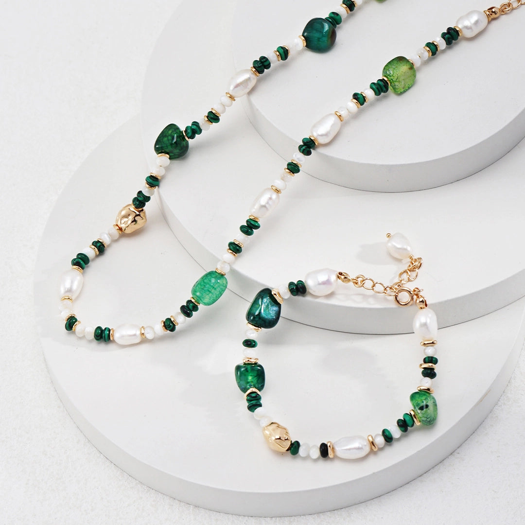 This is a necklace consist of 925 sterling silver with a vintage gold finish, featuring real pearls, malachite, and green agate. The chain is 36cm with a 7cm extender, ensuring it lays beautifully.