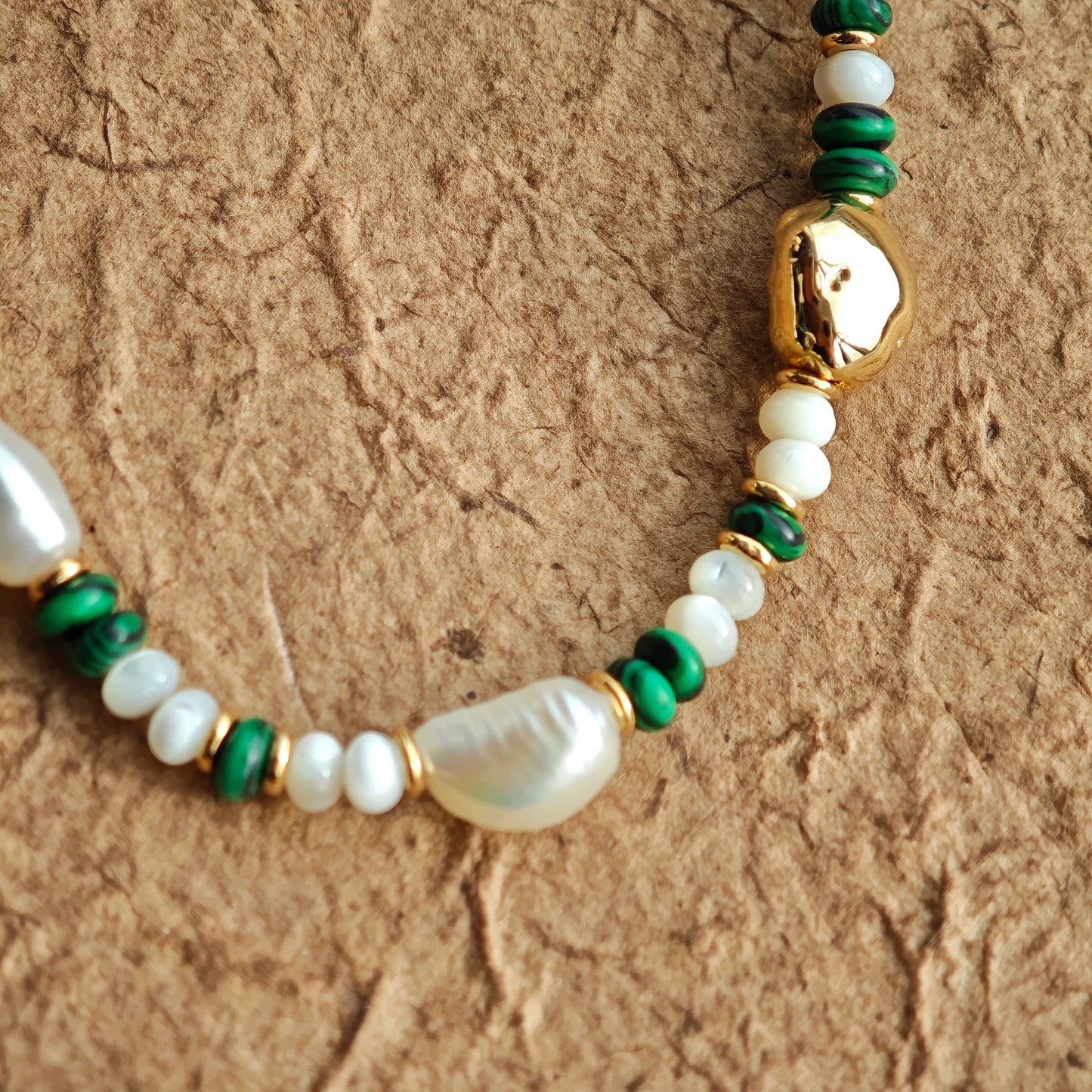 This is a necklace consist of 925 sterling silver with a vintage gold finish, featuring real pearls, malachite, and green agate. The chain is 36cm with a 7cm extender, ensuring it lays beautifully.