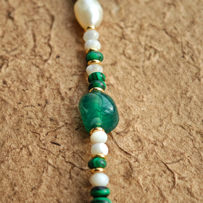 This is a necklace consist of 925 sterling silver with a vintage gold finish, featuring real pearls, malachite, and green agate. The chain is 36cm with a 7cm extender, ensuring it lays beautifully.