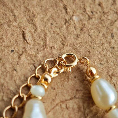 This is a necklace consist of 925 sterling silver with a vintage gold finish, featuring real pearls, malachite, and green agate. The chain is 36cm with a 7cm extender, ensuring it lays beautifully.