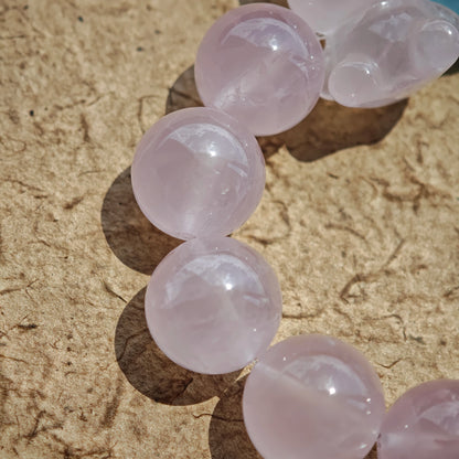 This bracelet consists of rose quartz and aquamarine. The bracelet features a bead pendant and a rhombic spacer, both of which are made of rose quartz. The bracelet is a combination of pink and blue colors.