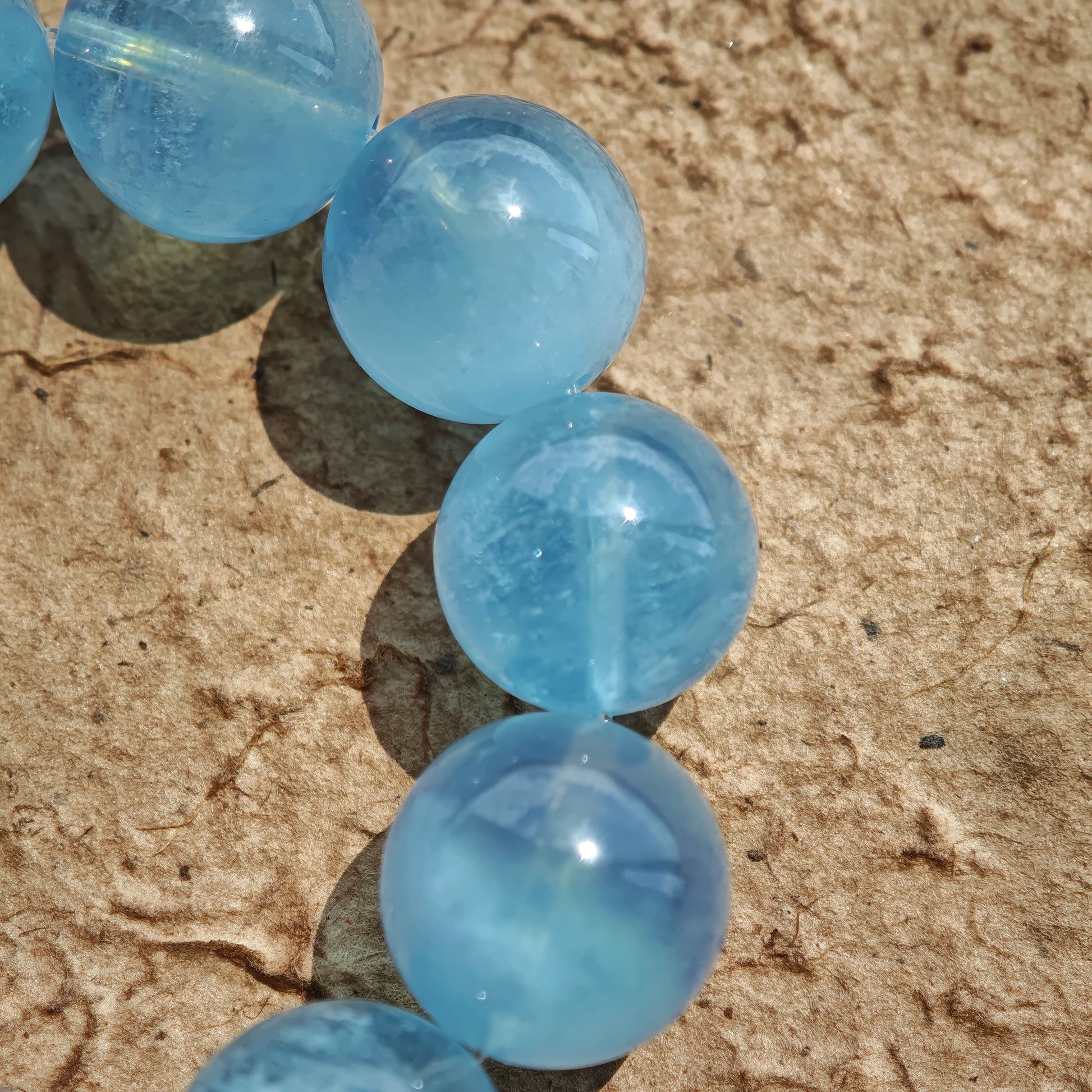 This bracelet consists of rose quartz and aquamarine. The bracelet features a bead pendant and a rhombic spacer, both of which are made of rose quartz. The bracelet is a combination of pink and blue colors.