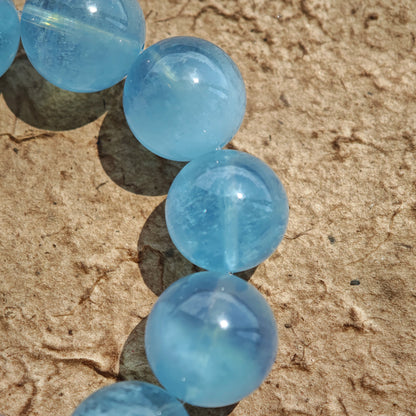 This bracelet consists of rose quartz and aquamarine. The bracelet features a bead pendant and a rhombic spacer, both of which are made of rose quartz. The bracelet is a combination of pink and blue colors.