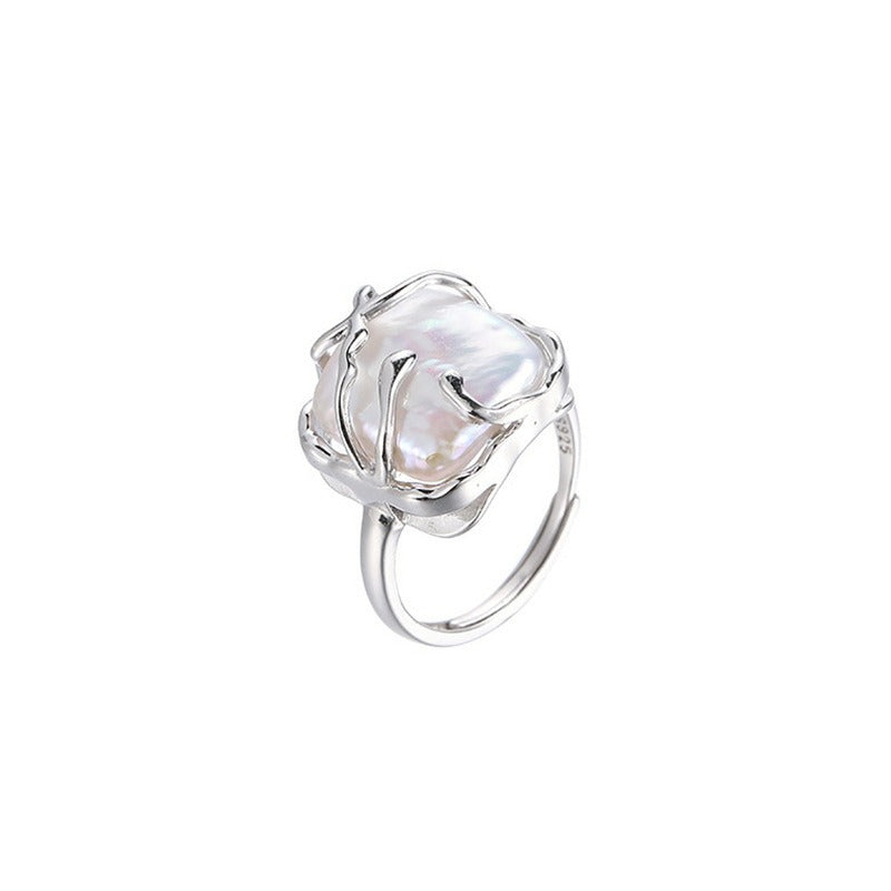This is a S925 ring with white gold finish. In the ring, there is a square baroque pearl. This is an adjustable ring that carries organic texture and irregular beauty.