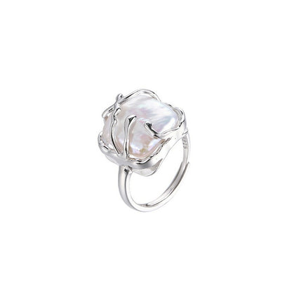 This is a S925 ring with white gold finish. In the ring, there is a square baroque pearl. This is an adjustable ring that carries organic texture and irregular beauty.
