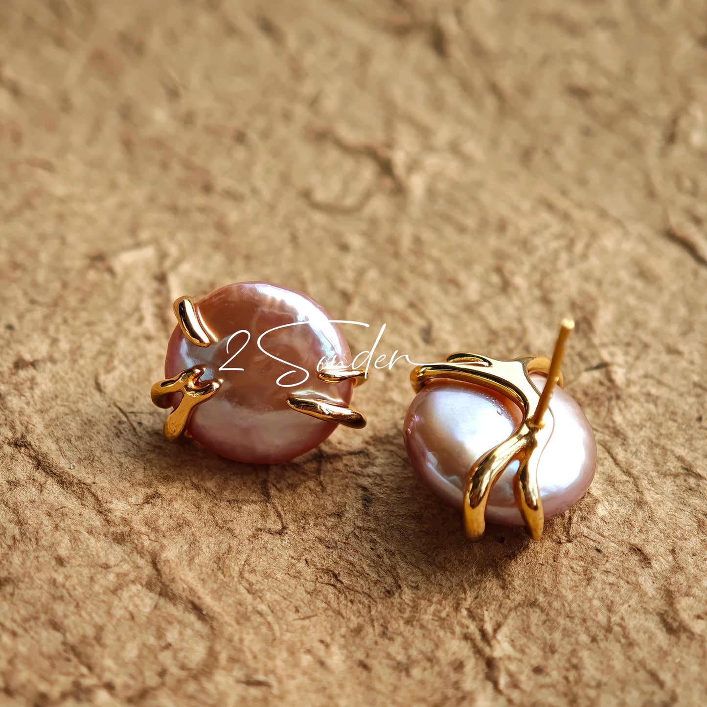 This is a paire of earrings made from s925 sterling silver and naturual grey pearl. Inspired by the warmth of a hug, the silver metal, which is like hands, gently wraps around a lustrous natural grey pearl, symbolizing love and protection.