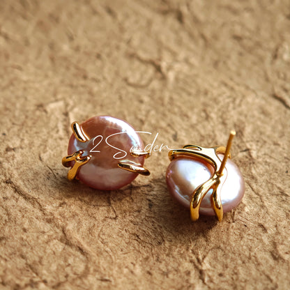 This is a paire of earrings made from s925 sterling silver and naturual grey pearl. Inspired by the warmth of a hug, the silver metal, which is like hands, gently wraps around a lustrous natural grey pearl, symbolizing love and protection.