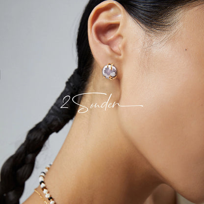 This is a paire of earrings made from s925 sterling silver and naturual grey pearl. Inspired by the warmth of a hug, the silver metal, which is like hands, gently wraps around a lustrous natural grey pearl, symbolizing love and protection.
