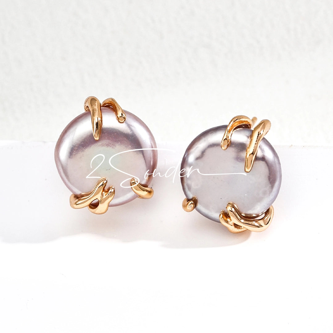 This is a paire of earrings made from s925 sterling silver and naturual grey pearl. Inspired by the warmth of a hug, the silver metal, which is like hands, gently wraps around a lustrous natural grey pearl, symbolizing love and protection.