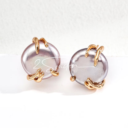 This is a paire of earrings made from s925 sterling silver and naturual grey pearl. Inspired by the warmth of a hug, the silver metal, which is like hands, gently wraps around a lustrous natural grey pearl, symbolizing love and protection.