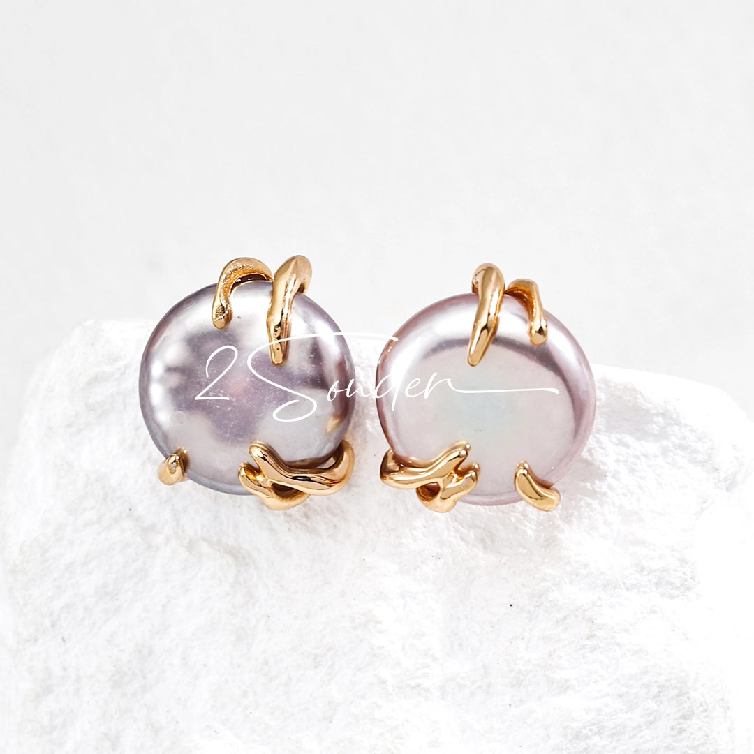 This is a paire of earrings made from s925 sterling silver and naturual grey pearl. Inspired by the warmth of a hug, the silver metal, which is like hands, gently wraps around a lustrous natural grey pearl, symbolizing love and protection.