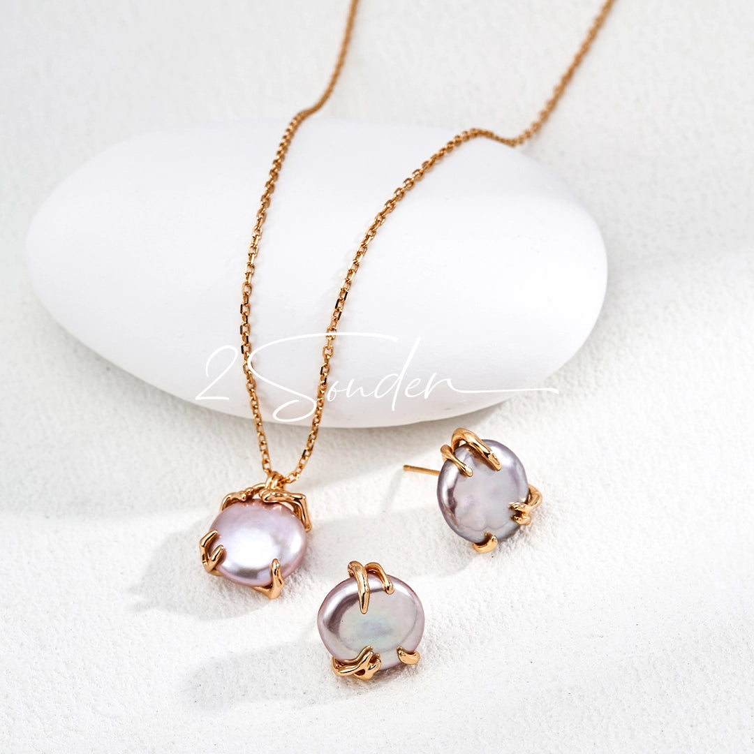 This is a paire of earrings made from s925 sterling silver and naturual grey pearl. Inspired by the warmth of a hug, the silver metal, which is like hands, gently wraps around a lustrous natural grey pearl, symbolizing love and protection.