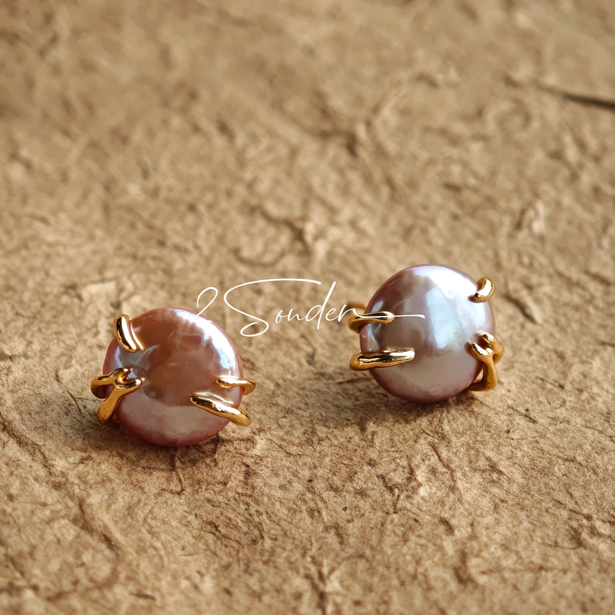 This is a paire of earrings made from s925 sterling silver and naturual grey pearl. Inspired by the warmth of a hug, the silver metal, which is like hands, gently wraps around a lustrous natural grey pearl, symbolizing love and protection.