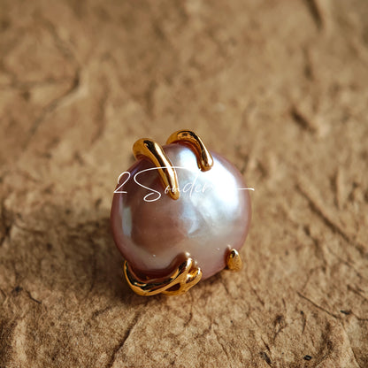 This is a paire of earrings made from s925 sterling silver and naturual grey pearl. Inspired by the warmth of a hug, the silver metal, which is like hands, gently wraps around a lustrous natural grey pearl, symbolizing love and protection.