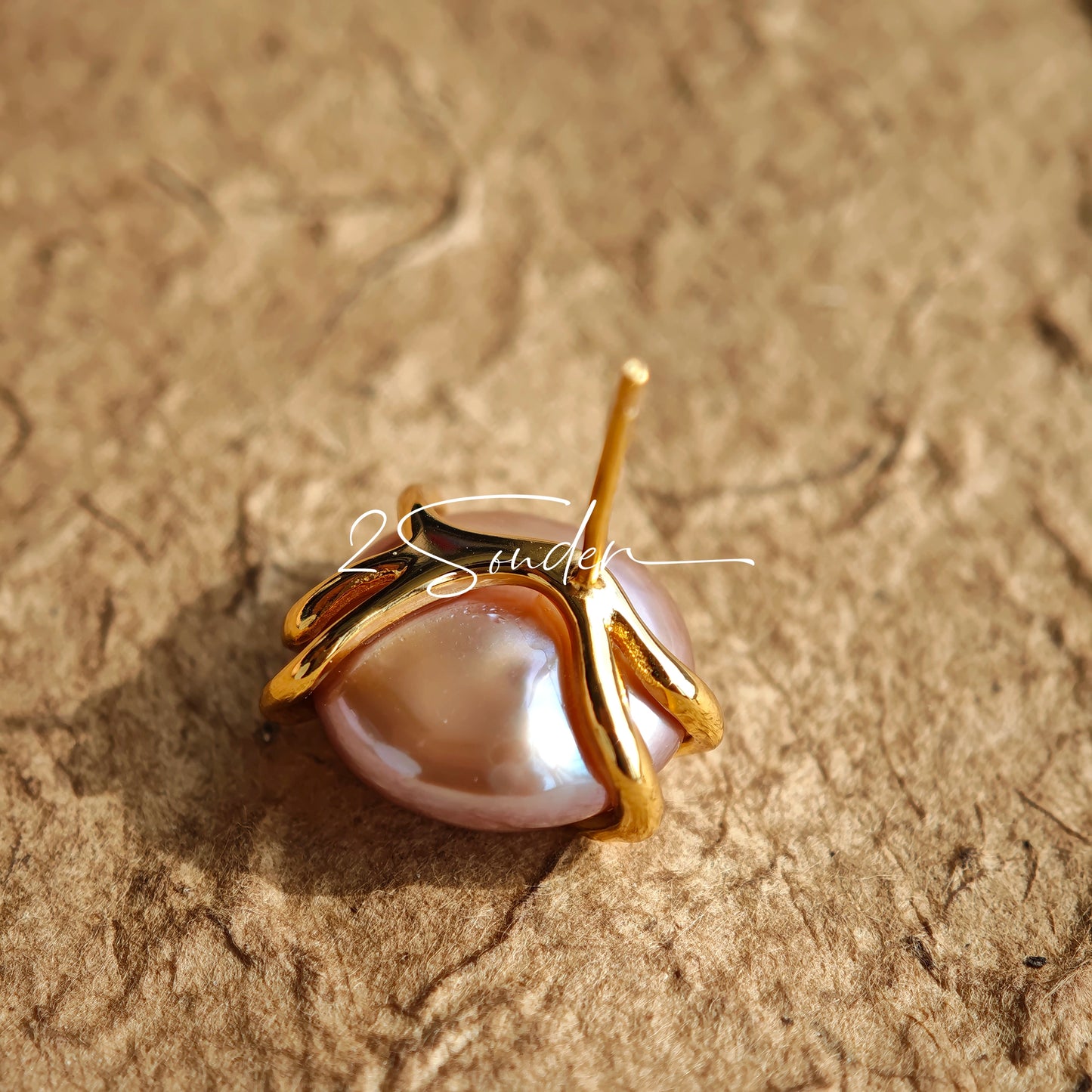 This is a paire of earrings made from s925 sterling silver and naturual grey pearl. Inspired by the warmth of a hug, the silver metal, which is like hands, gently wraps around a lustrous natural grey pearl, symbolizing love and protection.