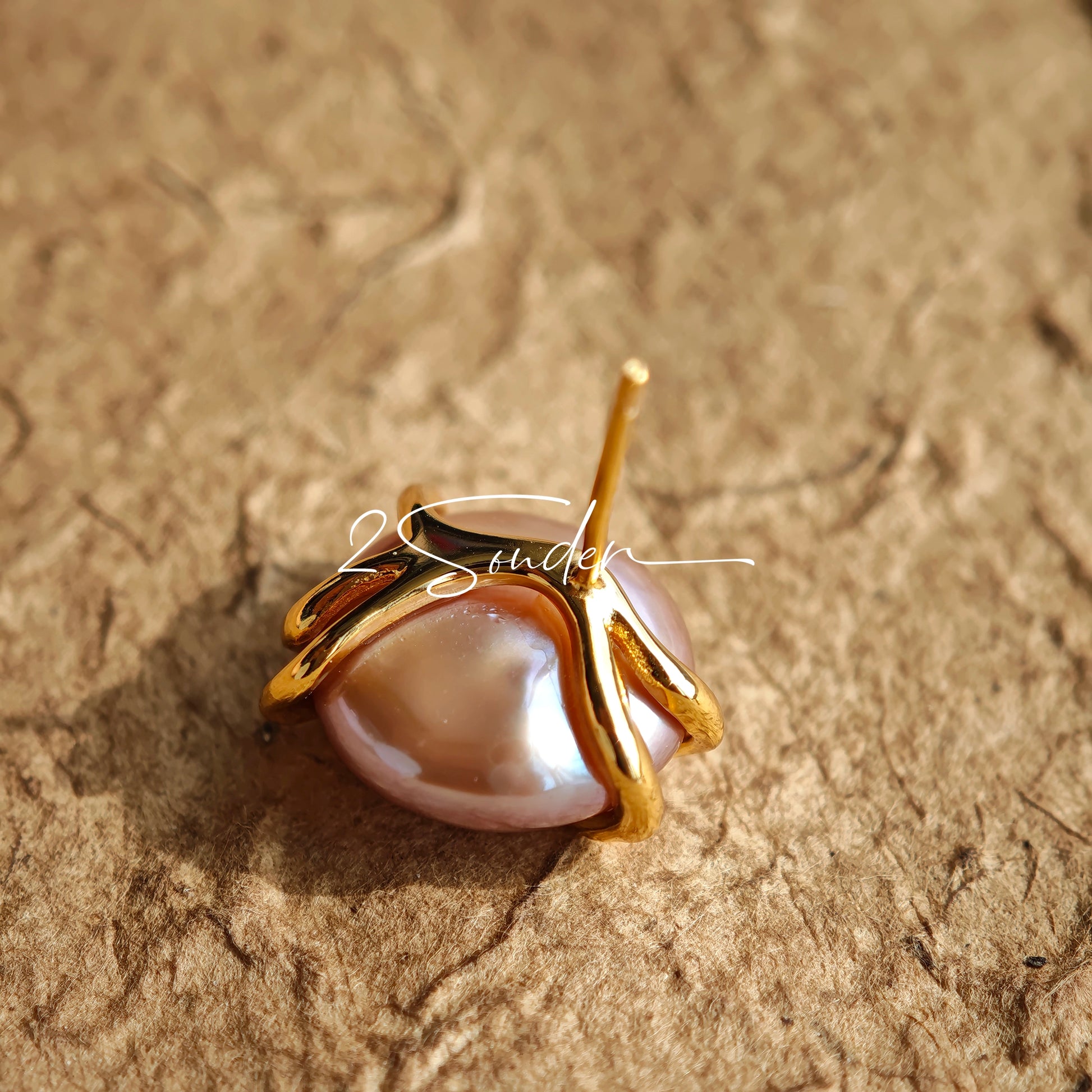 This is a paire of earrings made from s925 sterling silver and naturual grey pearl. Inspired by the warmth of a hug, the silver metal, which is like hands, gently wraps around a lustrous natural grey pearl, symbolizing love and protection.