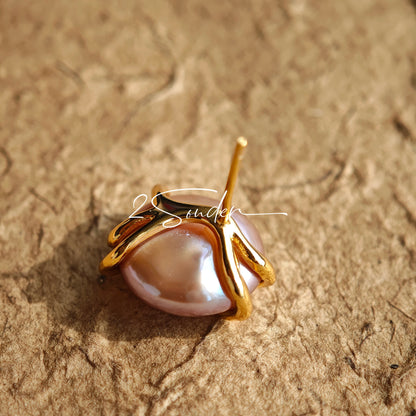 This is a paire of earrings made from s925 sterling silver and naturual grey pearl. Inspired by the warmth of a hug, the silver metal, which is like hands, gently wraps around a lustrous natural grey pearl, symbolizing love and protection.