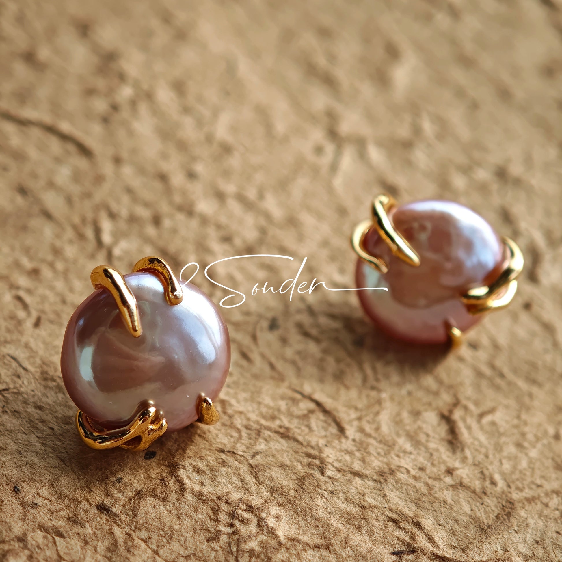 This is a paire of earrings made from s925 sterling silver and naturual grey pearl. Inspired by the warmth of a hug, the silver metal, which is like hands, gently wraps around a lustrous natural grey pearl, symbolizing love and protection.