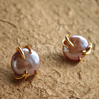 This is a paire of earrings made from s925 sterling silver and naturual grey pearl. Inspired by the warmth of a hug, the silver metal, which is like hands, gently wraps around a lustrous natural grey pearl, symbolizing love and protection.