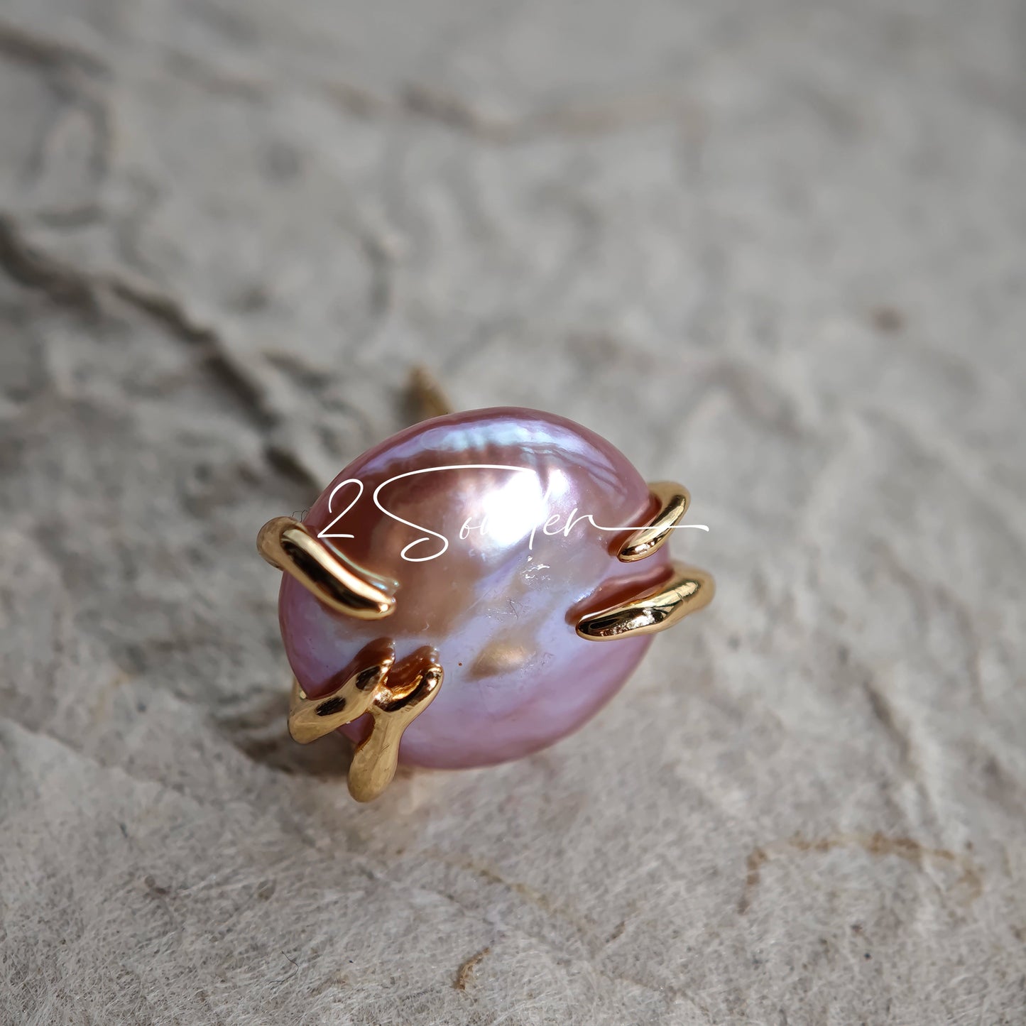 This is a paire of earrings made from s925 sterling silver and naturual grey pearl. Inspired by the warmth of a hug, the silver metal, which is like hands, gently wraps around a lustrous natural grey pearl, symbolizing love and protection.