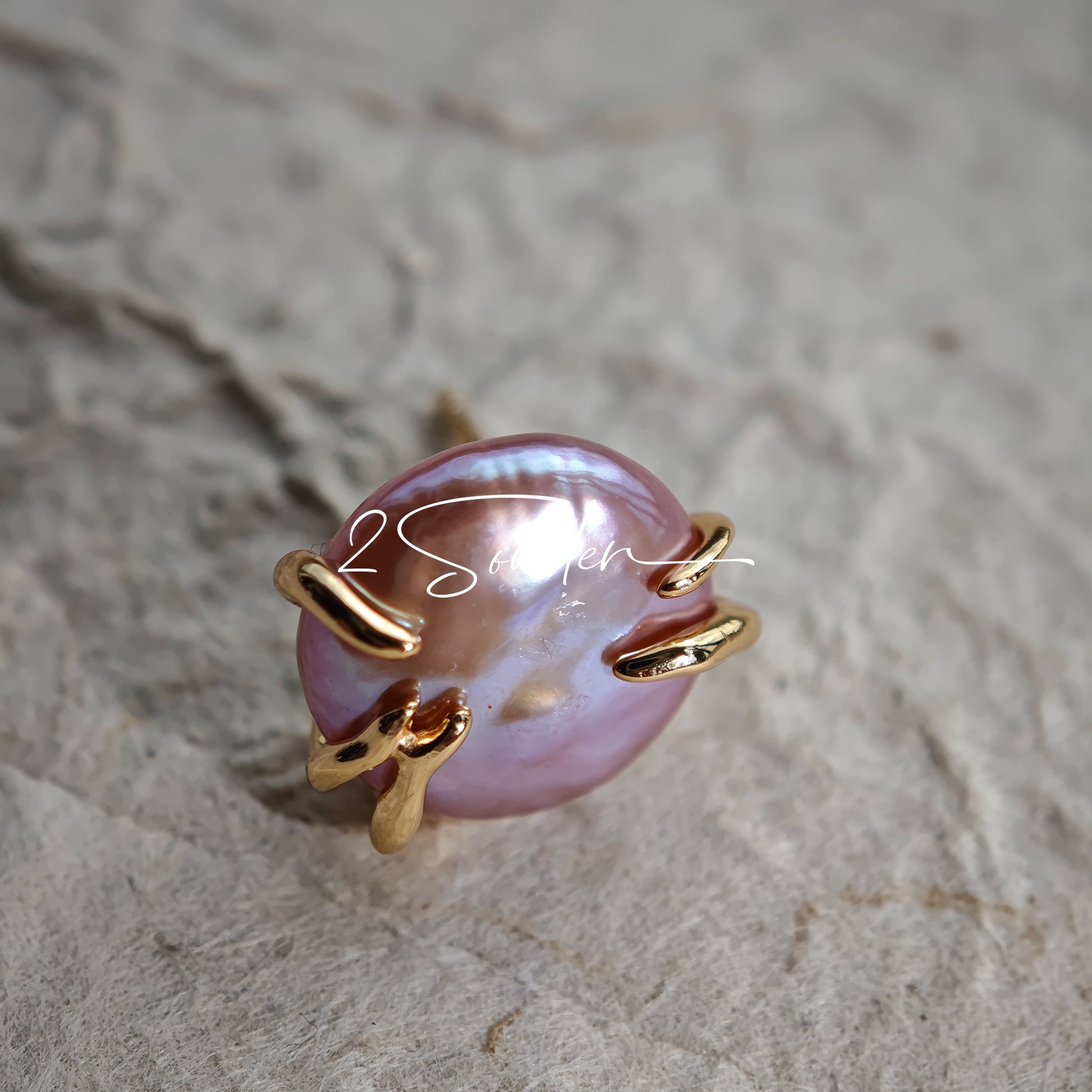 This is a paire of earrings made from s925 sterling silver and naturual grey pearl. Inspired by the warmth of a hug, the silver metal, which is like hands, gently wraps around a lustrous natural grey pearl, symbolizing love and protection.