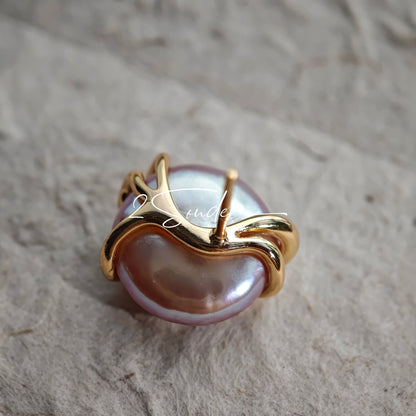 This is a paire of earrings made from s925 sterling silver and naturual grey pearl. Inspired by the warmth of a hug, the silver metal, which is like hands, gently wraps around a lustrous natural grey pearl, symbolizing love and protection.