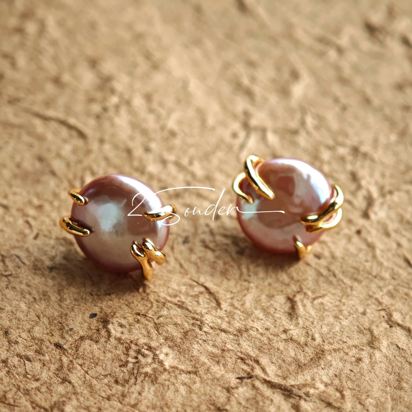 This is a paire of earrings made from s925 sterling silver and naturual grey pearl. Inspired by the warmth of a hug, the silver metal, which is like hands, gently wraps around a lustrous natural grey pearl, symbolizing love and protection.