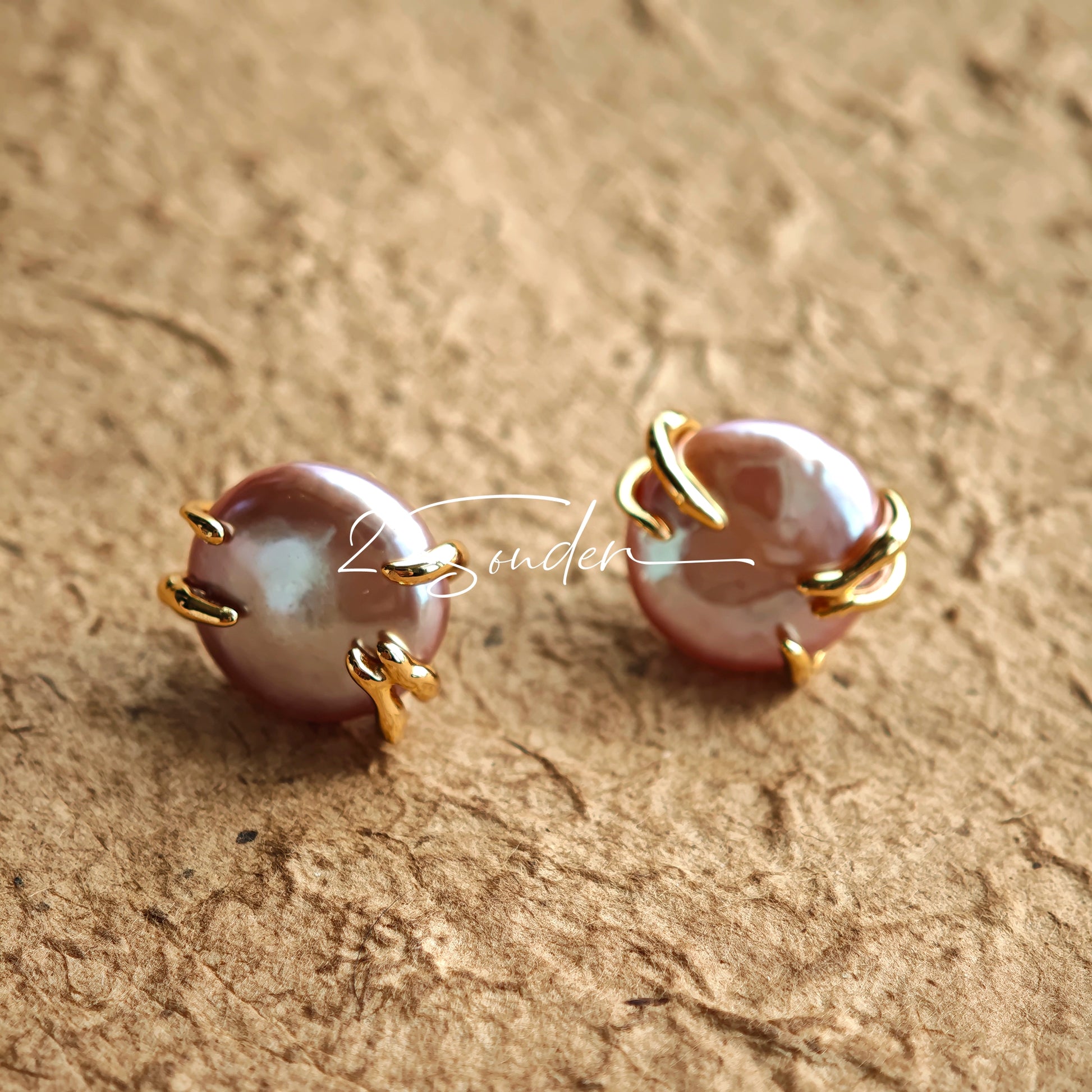 This is a paire of earrings made from s925 sterling silver and naturual grey pearl. Inspired by the warmth of a hug, the silver metal, which is like hands, gently wraps around a lustrous natural grey pearl, symbolizing love and protection.