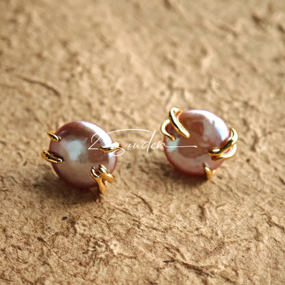 This is a paire of earrings made from s925 sterling silver and naturual grey pearl. Inspired by the warmth of a hug, the silver metal, which is like hands, gently wraps around a lustrous natural grey pearl, symbolizing love and protection.