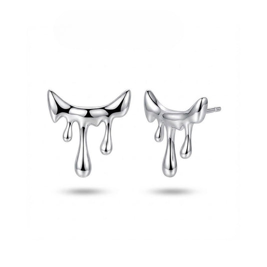 This is a pair of earrings shaped like molten lava. Inspired by the unpredictable flow of volcanic lava and liquid metal, the design breaks away from rigid geometric structures. It's with S925 silver which reflects light beautifully.