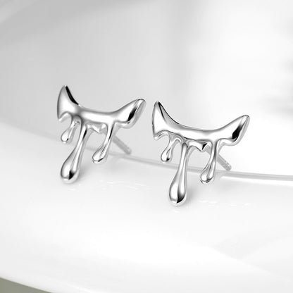 This is a pair of earrings shaped like molten lava. Inspired by the unpredictable flow of volcanic lava and liquid metal, the design breaks away from rigid geometric structures. It's with S925 silver which reflects light beautifully.