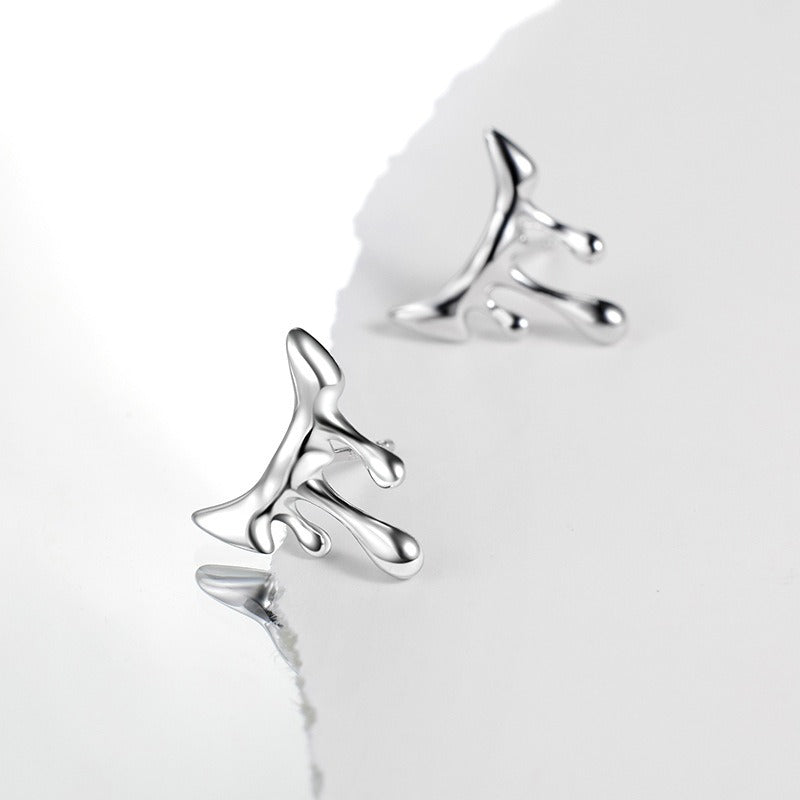 This is a pair of earrings shaped like molten lava. Inspired by the unpredictable flow of volcanic lava and liquid metal, the design breaks away from rigid geometric structures. It's with S925 silver which reflects light beautifully.