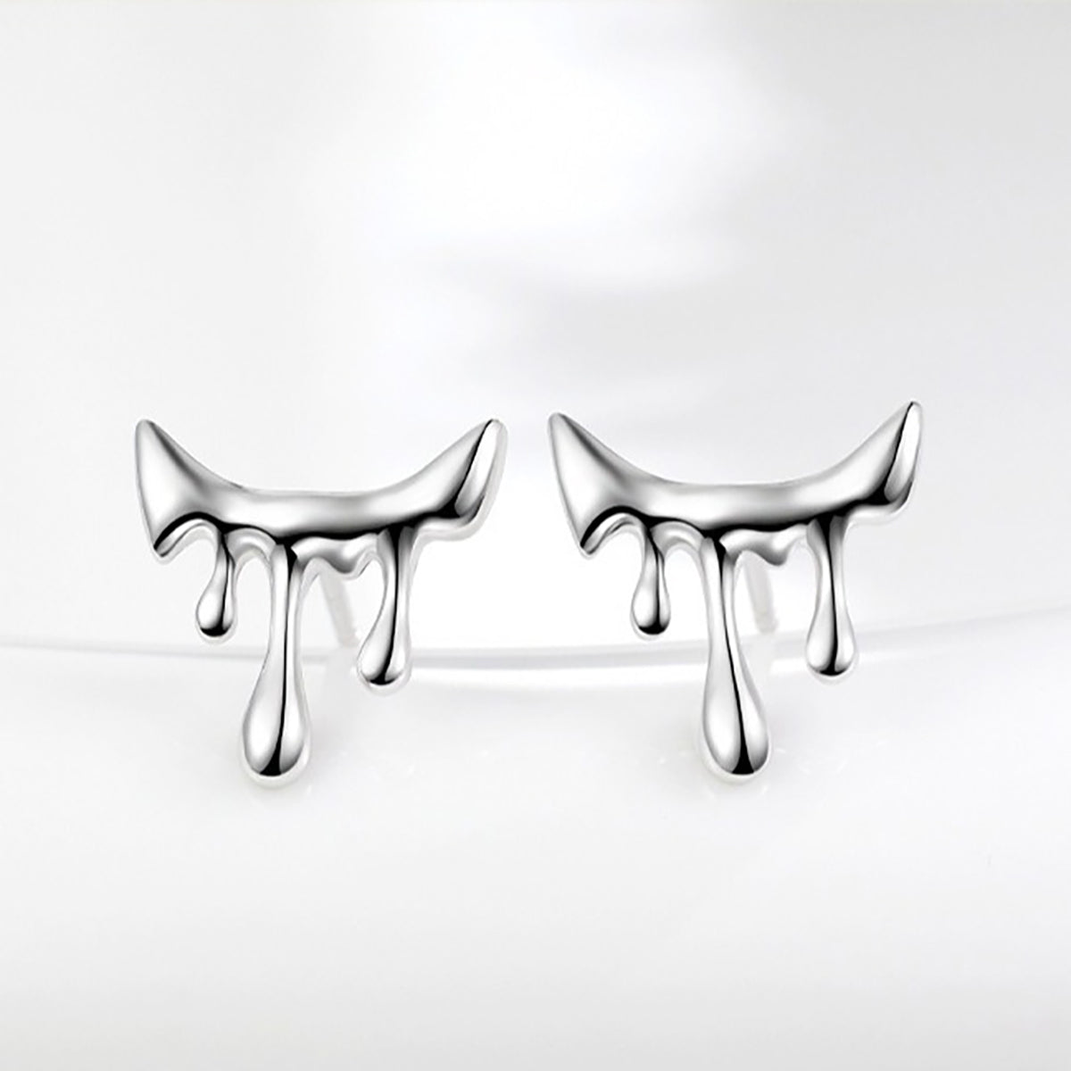 This is a pair of earrings shaped like molten lava. Inspired by the unpredictable flow of volcanic lava and liquid metal, the design breaks away from rigid geometric structures. It's with S925 silver which reflects light beautifully.