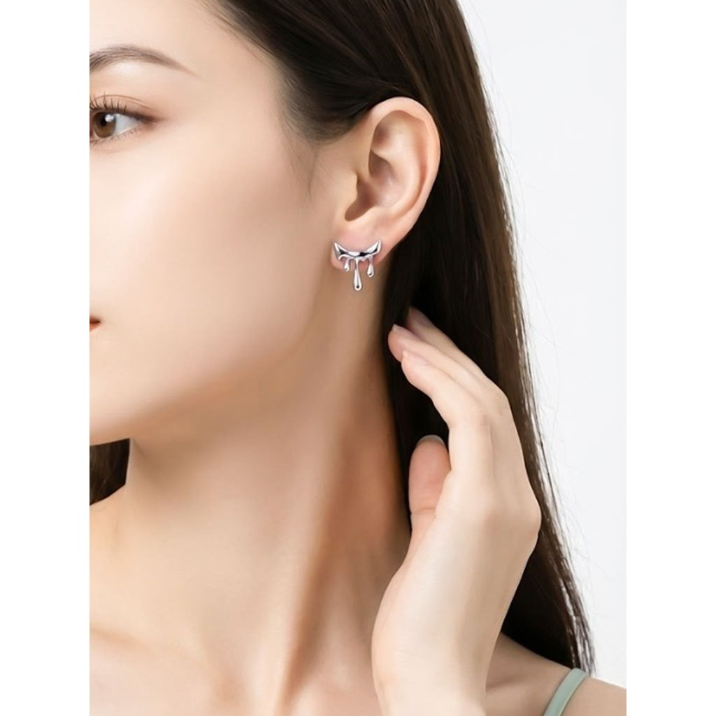 This is a pair of earrings shaped like molten lava. Inspired by the unpredictable flow of volcanic lava and liquid metal, the design breaks away from rigid geometric structures. It's with S925 silver which reflects light beautifully.