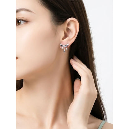 This is a pair of earrings shaped like molten lava. Inspired by the unpredictable flow of volcanic lava and liquid metal, the design breaks away from rigid geometric structures. It's with S925 silver which reflects light beautifully.