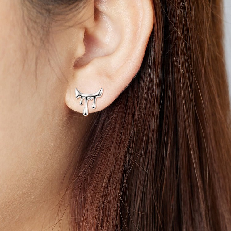 This is a pair of earrings shaped like molten lava. Inspired by the unpredictable flow of volcanic lava and liquid metal, the design breaks away from rigid geometric structures. It's with S925 silver which reflects light beautifully.