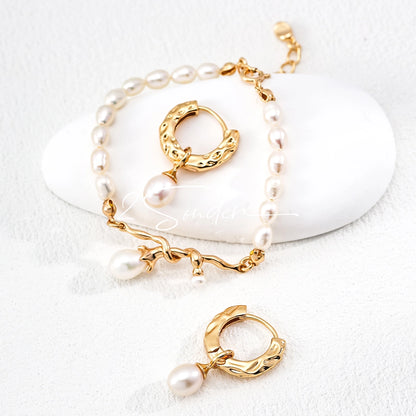 This bracelet is inspired by the romantic concept of "intertwined destiny," the vintage gold color sterling silver gently wraps together like vines. The end of the vines are plated lustrous Freshwater Pearls, symbolizing the beautiful bonds of life.