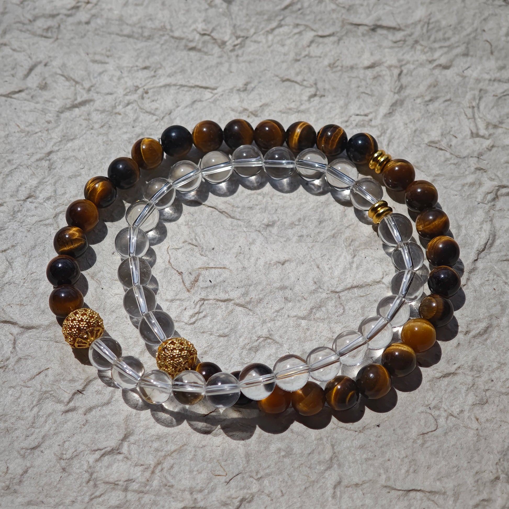 This is a necklace with tiger's eye, clear quartz, gold-plated spacer and elastic cord.