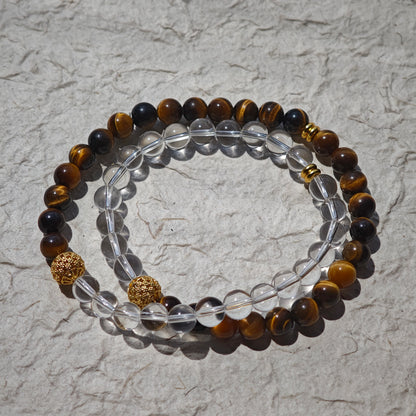 This is a necklace with tiger's eye, clear quartz, gold-plated spacer and elastic cord.