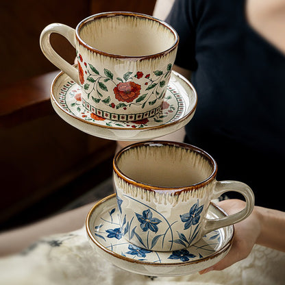 This is a vintage ceramic coffee cup and saucer set with retro floral patterns. The cup capacity is 385ml, and it comes with a saucer. This mid-century inspired ceramic coffee mug set features high-temperature decal floral patterns, kiln-change glaze effects, and elegant gold detailing.